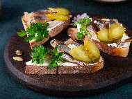 Рецепта Сандвичи с херинга с черен хляб, крема сирене и кисели краставички